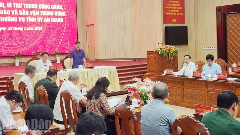 Ủy viên Trung ương Đảng, Bí thư Tỉnh ủy An Giang Nguyễn Tiến Hải phát biểu tại buổi làm việc.