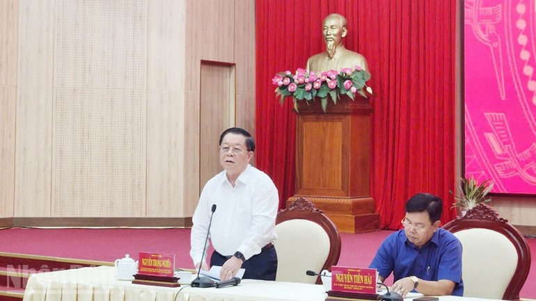 Đồng chí Nguyễn Trọng Nghĩa phát biểu chỉ đạo tại buổi làm việc với Ban Thường vụ Tỉnh ủy An Giang.