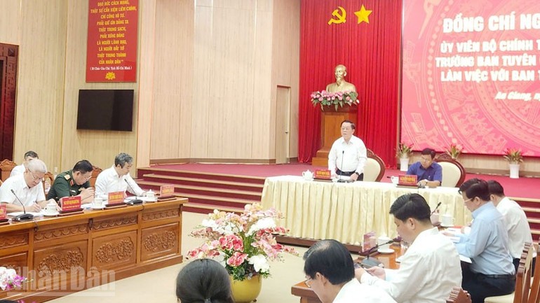 Đồng chí Nguyễn Trọng Nghĩa phát biểu chỉ đạo tại buổi làm việc với Ban Thường vụ Tỉnh ủy An Giang.