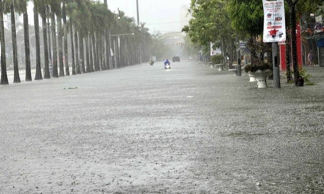 Tuyến đường Phan Chu Trinh, phường Hạc Thành, tỉnh Thanh Hóa (trước quảng trường Lam Sơn) bị ngập sâu. (Ảnh: Việt Hoàng/TTXVN) Tuyến đường Phan Chu Trinh, phường Hạc Thành, tỉnh Thanh Hóa (trước quảng trường Lam Sơn) bị ngập sâu. (Ảnh: Việt Hoàng/TTXVN)