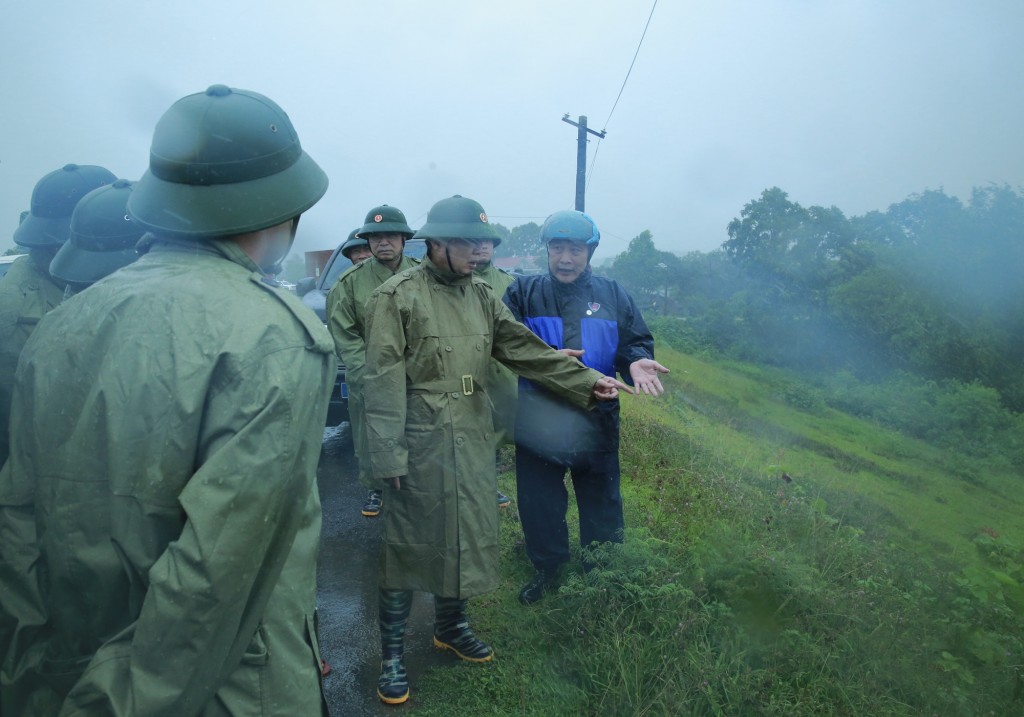 Phó Thủ tướng Trần Hồng Hà kiểm tra công tác phòng, chống bão tại cống Ngọc Quang (xã Xuân Lập) - Ảnh: VGP/Minh Khôi Phó Thủ tướng Trần Hồng Hà kiểm tra công tác phòng, chống bão tại cống Ngọc Quang (xã Xuân Lập) - Ảnh: VGP/Minh Khôi
