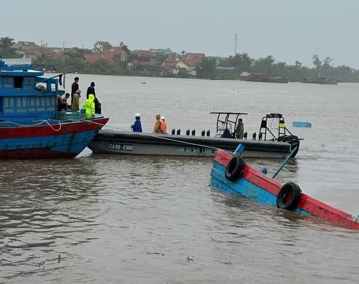 Cảnh sát kịp thời hỗ trợ thuyền viên sau sự cố lật chìm tàu.