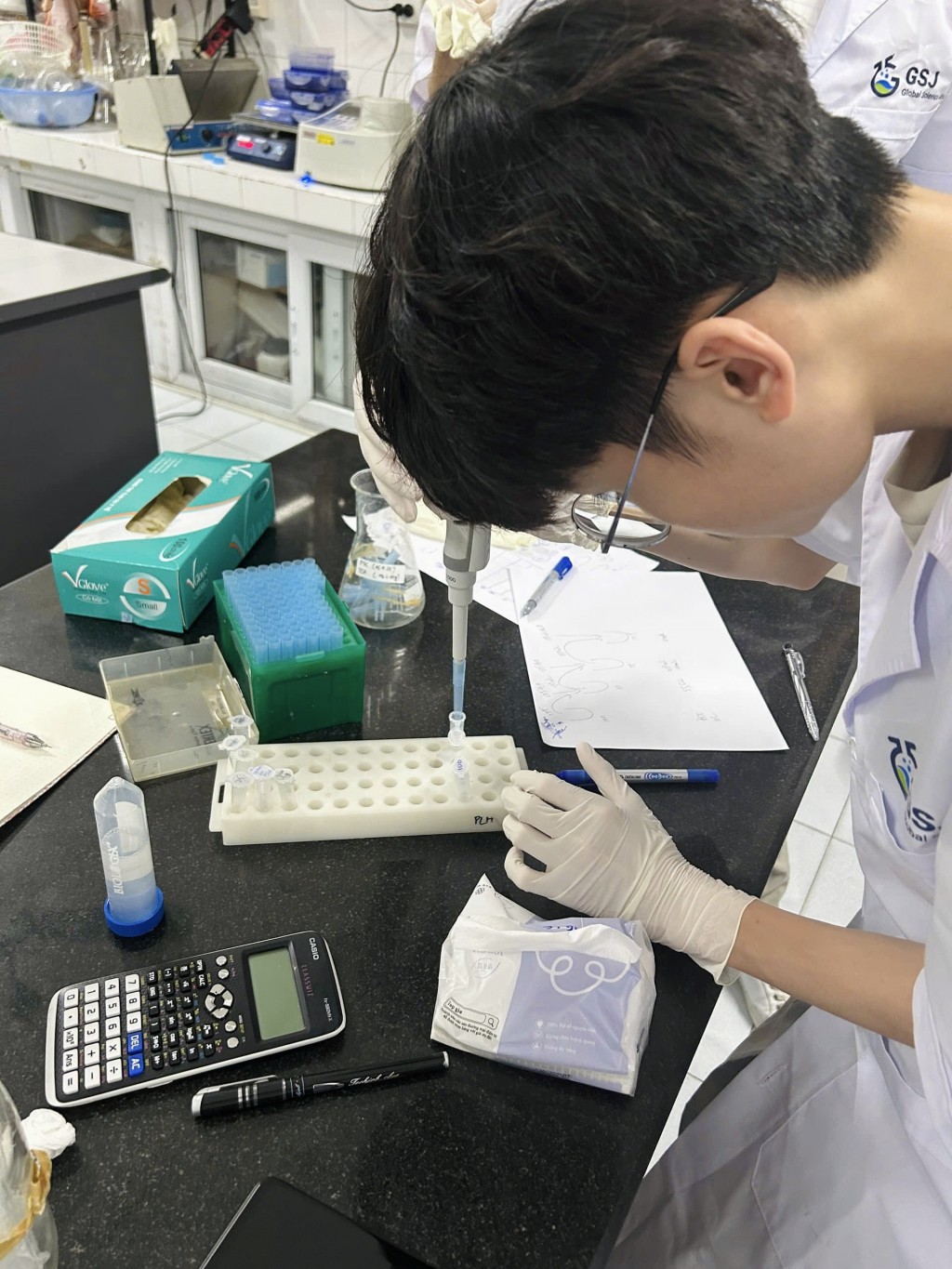Vảy cá hóa vật liệu y sinh, học sinh Việt đoạt Vàng quốc tế