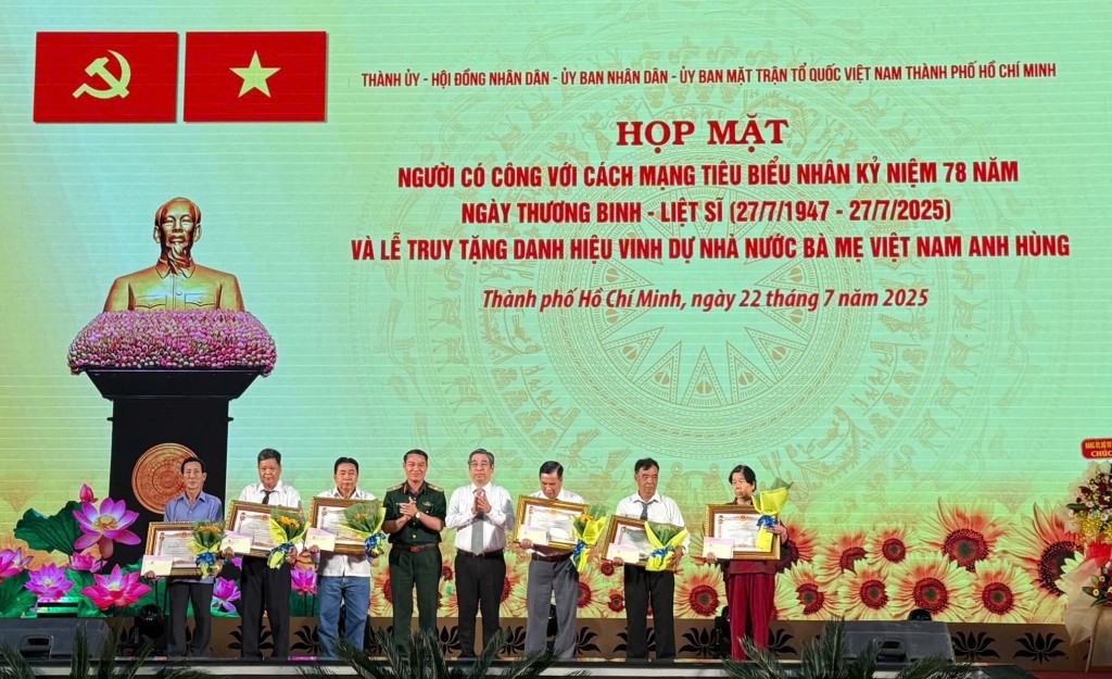 Trao các quyết định truy tặng danh hiệu vinh dự Nhà nước đối với 6 “Bà Mẹ Việt Nam Anh hùng” cho thân nhân, gia đình