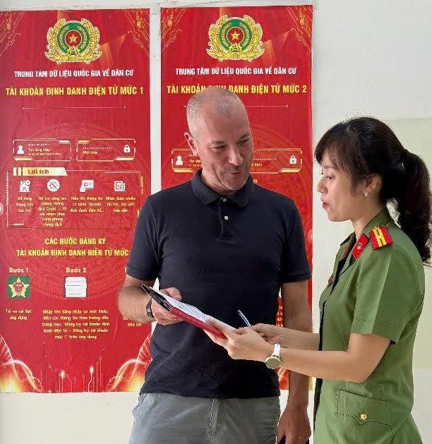 Cán bộ Công an phường Phúc Lợi trực tiếp hướng dẫn công dân nước ngoài tại trụ sở