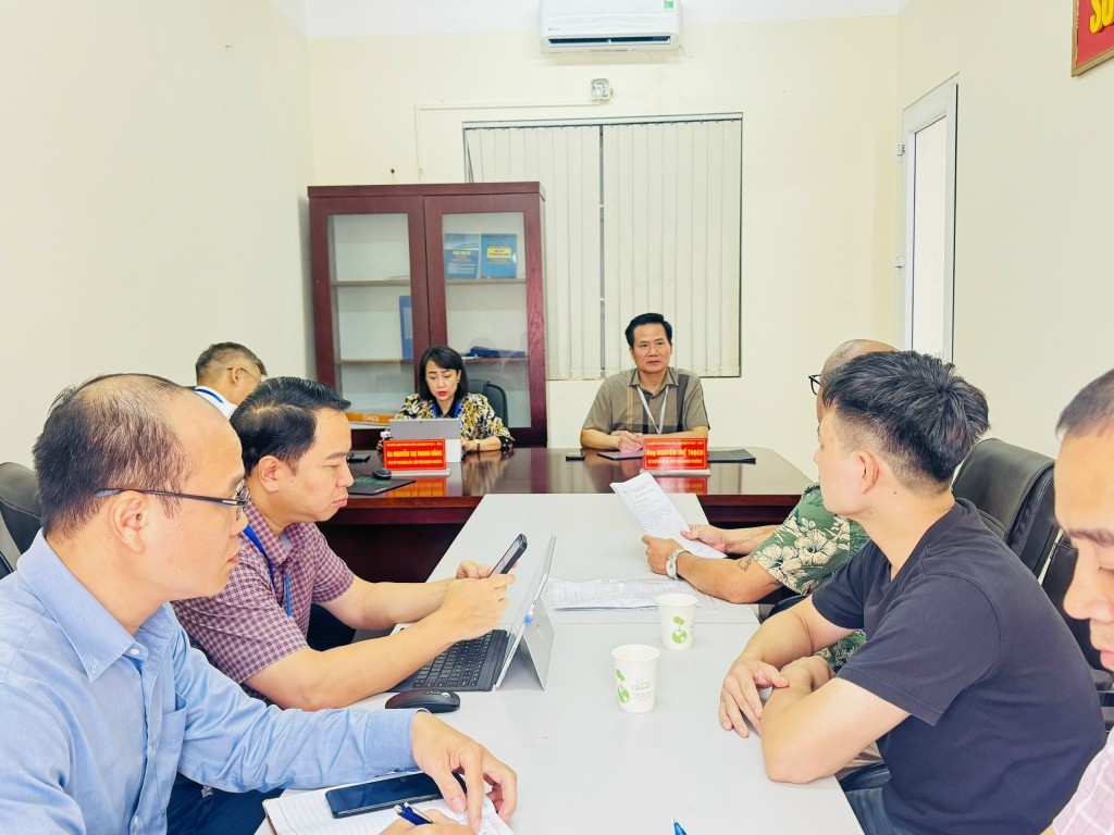 đồng chí Nguyễn Thế Thạch, Bí thư Đảng ủy, Chủ tịch HĐND phường; đồng chí Nguyễn Thị Thanh Hằng, Phó bí thư Đảng ủy, Chủ tịch UBND phường đã thực hiện tiếp công dân sau vận hành chính thức mô hình chính quyền địa phương 2 cấp.