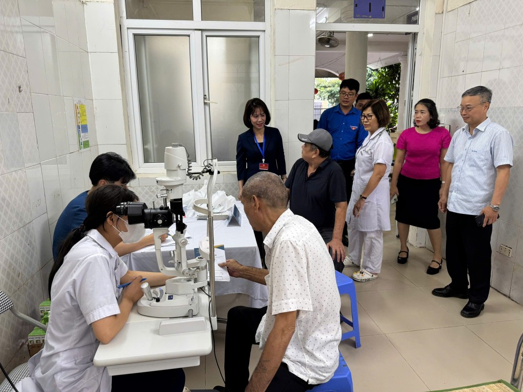 Khám bệnh, cấp phát thuốc miễn phí tri ân người có công