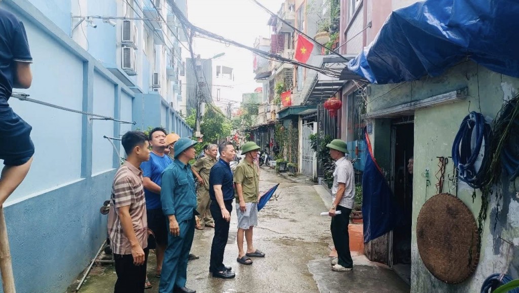  cứu trợ hộ dân bị tốc mái do ảnh hưởng của cơn bão số 3