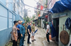 Cứu trợ hộ dân bị tốc mái do ảnh hưởng bão số 3