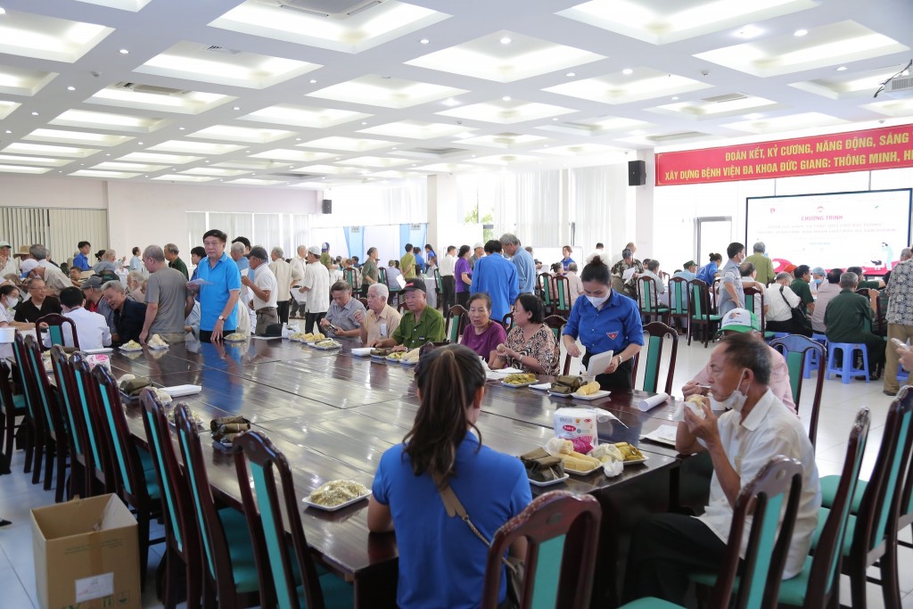Khám bệnh, tặng quà thương bệnh binh, nạn nhân chất độc màu da cam