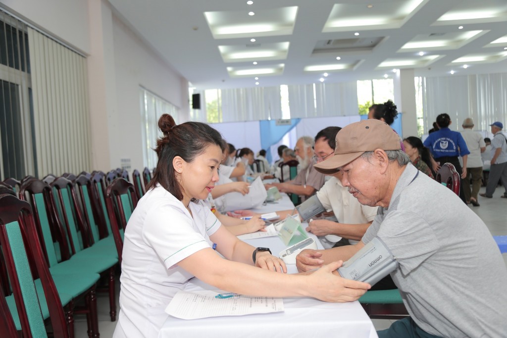 Khám bệnh, tặng quà thương bệnh binh, nạn nhân chất độc màu da cam