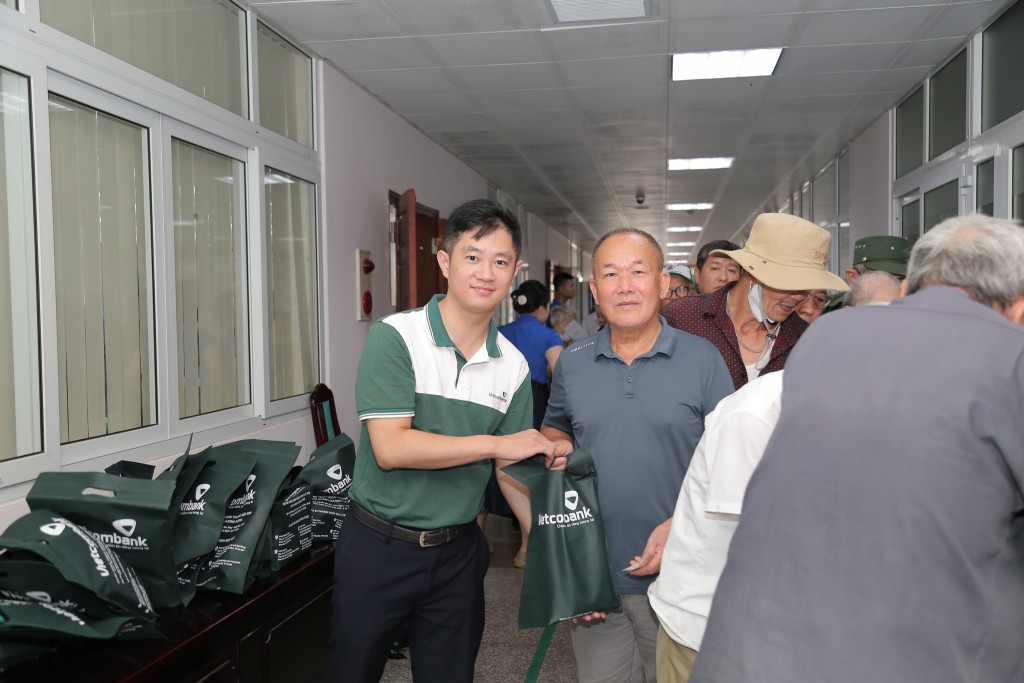 Khám bệnh, tặng quà thương bệnh binh, nạn nhân chất độc màu da cam