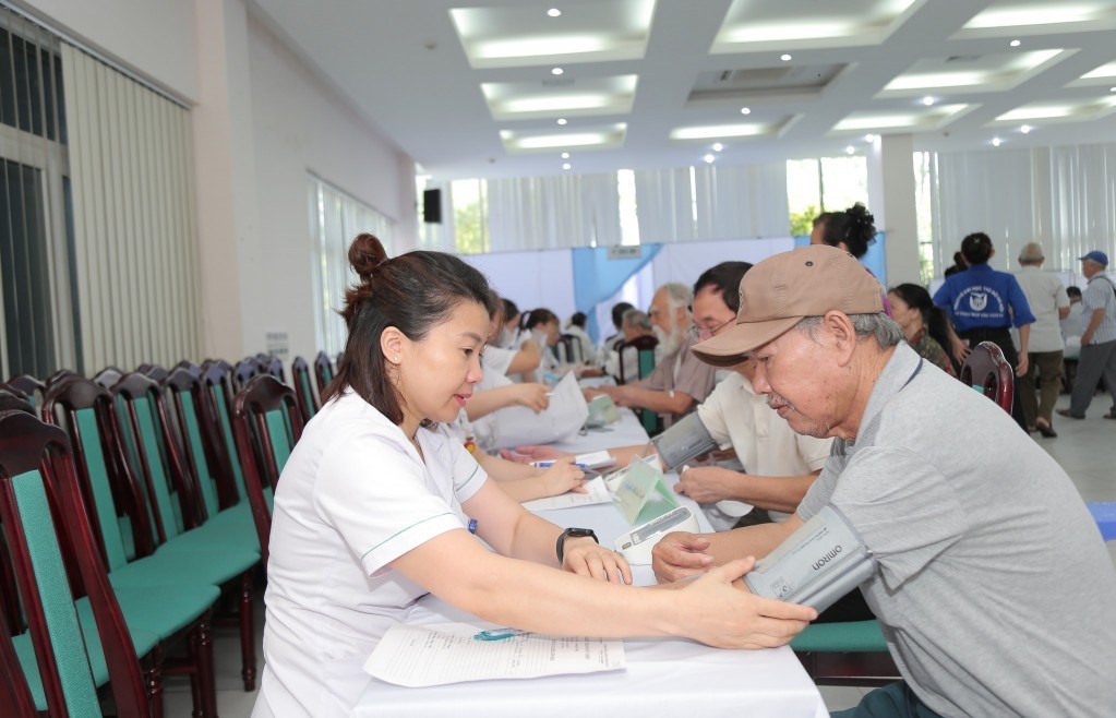 Khám bệnh, tặng quà thương bệnh binh, nạn nhân chất độc màu da cam