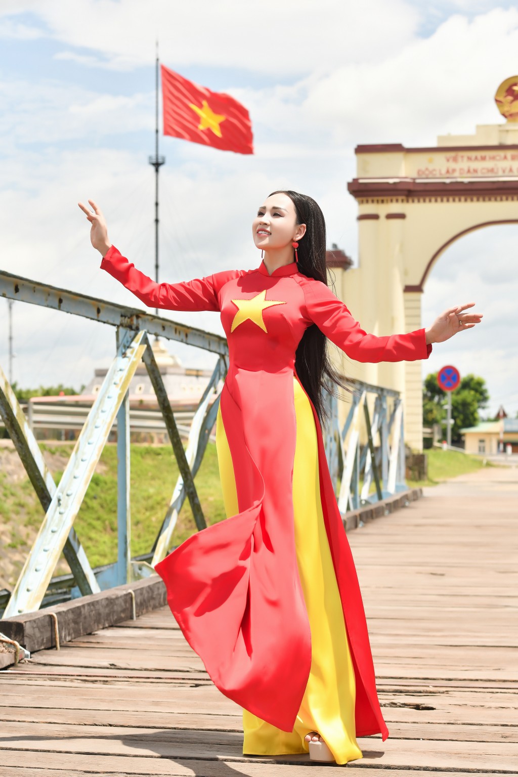 MV “Còn mãi với non sông” - tiếng hát tri ân của Khánh Ly