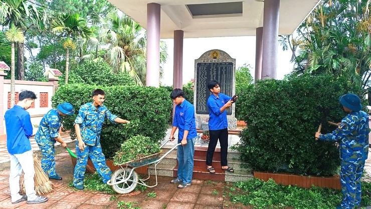 Đoàn viên, thanh niên xã Phú Nghĩa làm đẹp nghĩa trang liệt sĩ