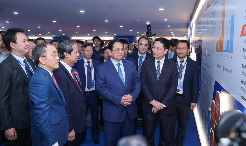 Thủ tướng Phạm Minh Chính tham quan trưng bày thành tựu của Đại học Phenikaa - Ảnh: VGP/Nhật Bắc