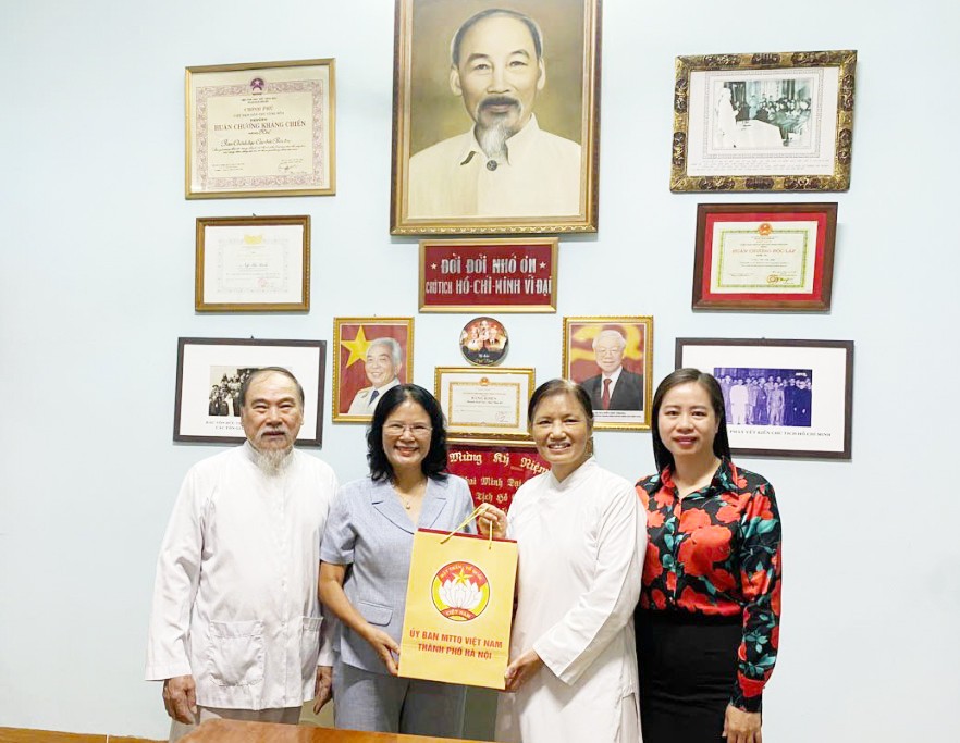 Đoàn công tác do đồng chí Nguyễn Thị Kim Dung, Phó Chủ tịch Ủy ban Mặt trận Tổ quốc Việt Nam thành phố Hà Nội làm trưởng đoàn đến thăm, tri ân các chức sắc tôn giáo là người có công tại xã Phú Xuyên
