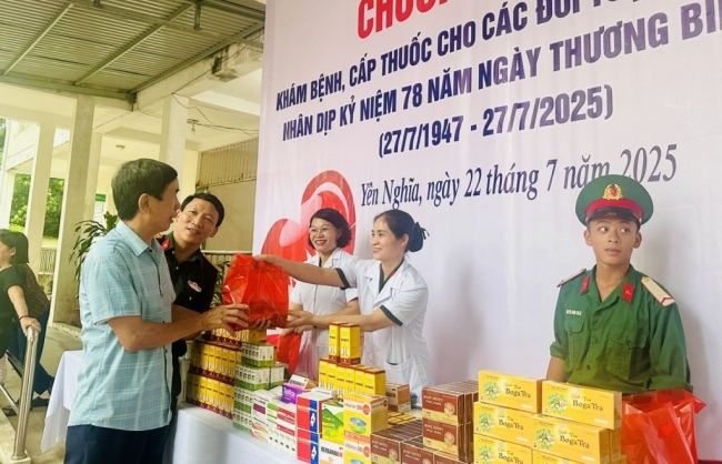 Khám sức khỏe, tặng quà người có công phường Yên Nghĩa