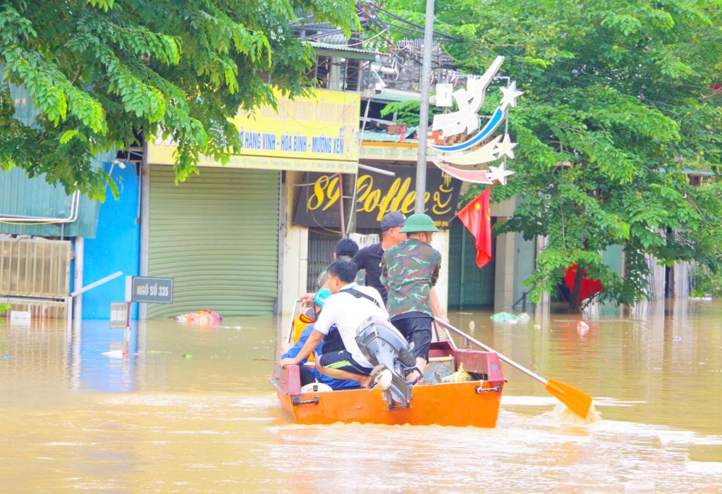 Cán bộ, chiến sĩ Ban Chỉ huy phòng thủ khu vực 4 - Tương Dương sơ tán người dân. Ảnh: Trần Dũng