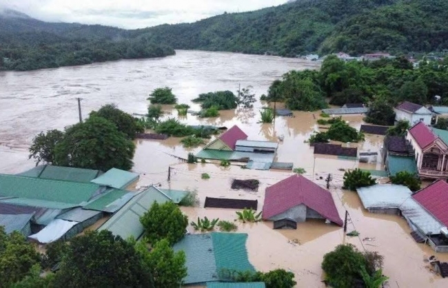 Mưa lũ gây ngập sâu nhiều xã miền Tây Nghệ An, hàng trăm hộ dân phải sơ tán khẩn cấp trong đêm