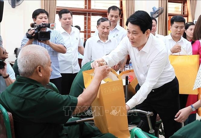 Chủ tịch nước Lương Cường tặng quà các thương binh tại Trung tâm Điều dưỡng thương binh Duy Tiên. Ảnh: An Đăng - TTXVN