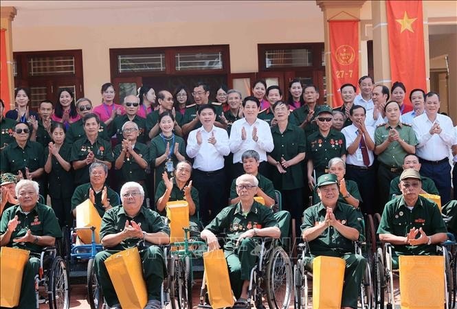 Chủ tịch nước Lương Cường thăm, tặng quà cho các thương binh tại Trung tâm Điều dưỡng thương binh Duy Tiên. Ảnh: An Đăng - TTXVN