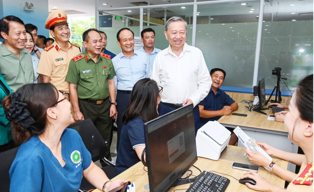 Tổng Bí thư Tô Lâm thăm, kiểm tra hoạt động tại Trung tâm phục vụ hành chính công thành phố Hà Nội, ngày 1/7/2025