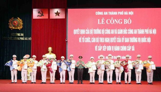 Trung tướng Nguyễn Thanh Tùng, Ủy viên Ban Thường vụ Thành ủy, Bí thư Đảng ủy, Giám đốc Công an thành phố Hà Nội trao Quyết định cho các đồng chí được bổ nhiệm giữ chức vụ Trưởng công an cấp xã, phường theo mô hình tổ chức mới