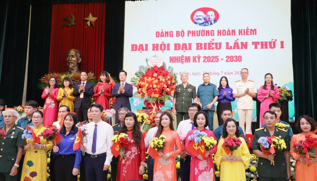 Các tổ chức chính trị xã hội trên địa bàn phường Hoàn Kiếm tặng hoa chúc mừng Đại hội