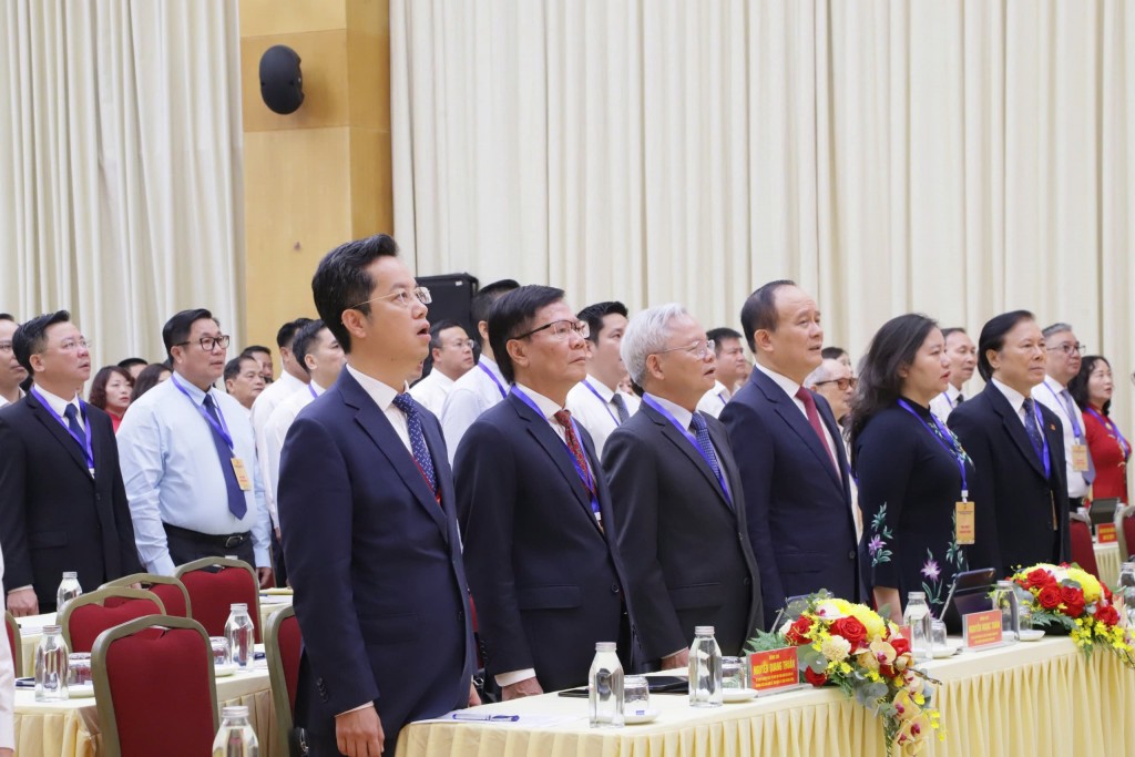 Các đại biểu dự Đại hội thực hiện nghi lễ chào cờ