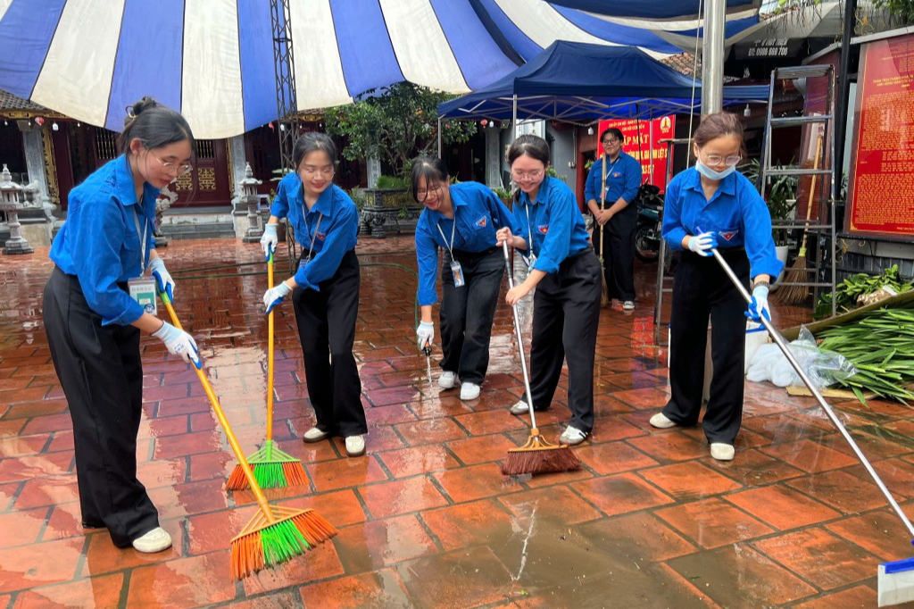 Các bạn trẻ dọn vệ sinh 