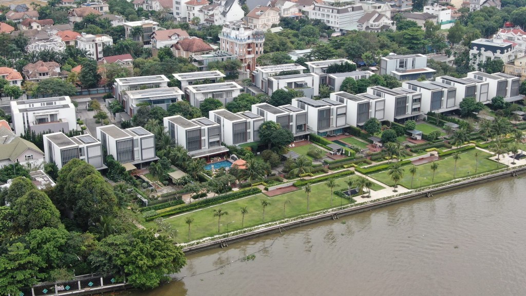 Một dự án bất động sản từng được báo chí phản ánh, sau đó bị xử phạt vì vi phạm khoảng lùi sông Sài Gòn (dự án Thảo Điền Saphire, nay là Holm Residences do Công ty Cổ phần TDS làm chủ đầu tư)