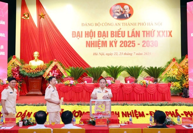 Các đại biểu dự Đại hội bỏ phiếu bầu Ban chấp hành Đảng bộ CATP nhiệm kỳ 2025-2030