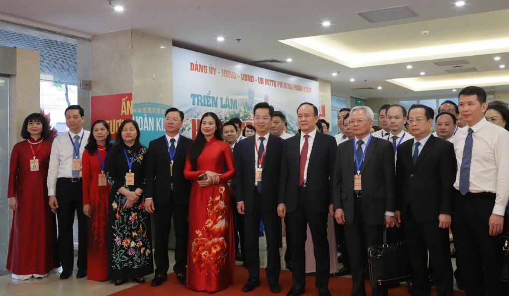 Các đại biểu tham dự triển lãm công nghệ với chủ đề “Phát triển Hoàn Kiếm số - Văn minh, hiện đại, đậm đà bản sắc”