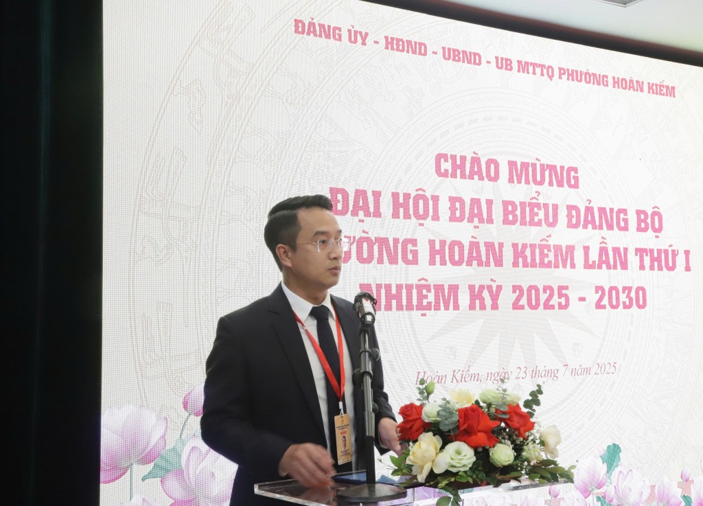 Đồng chí Trịnh Hoàng Tùng - Phó Bí thư Đảng uỷ, Chủ tịch UBND phường Hoàn Kiếm phát biểu khai mạc triển lãm