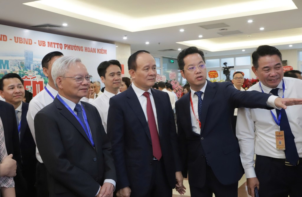 Đồng chí Vũ Đăng Định giới thiệu với các đại biểu về những ứng dụng số tiên tiến đang và sẽ được triển khai tại phường Hoàn Kiếm