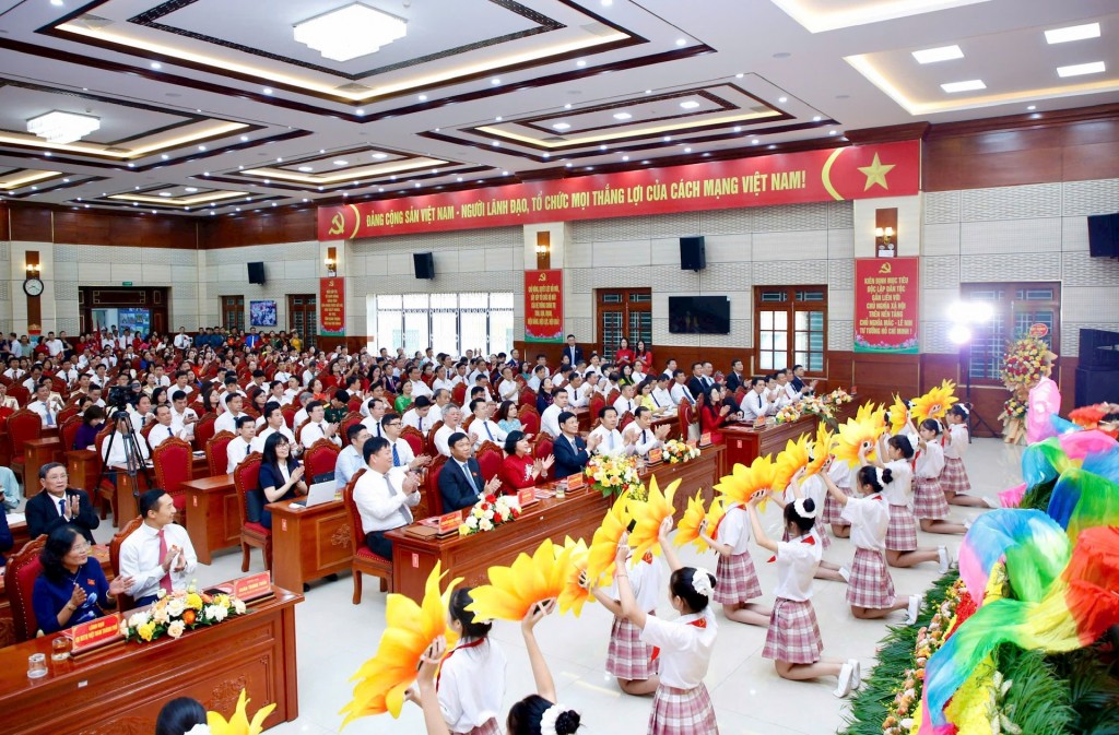 Các tiết mục văn nghệ chào mừng đại hội. Ảnh: Viết Thành