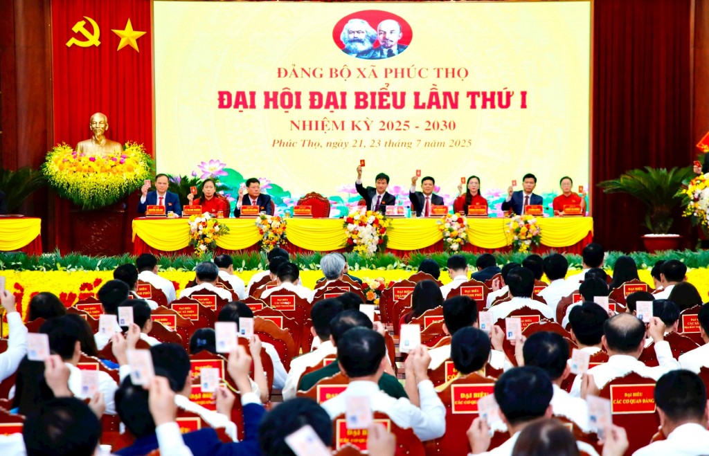Các đại biểu biểu quyết tại đại hội. Ảnh: Viết Thành