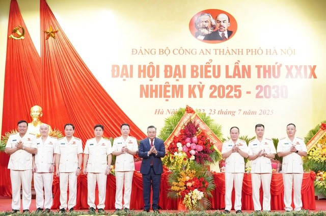 Ủy viên Trung ương Đảng, Phó Bí thư Thành ủy, Chủ tịch UBND thành phố Hà Nội Trần Sỹ Thanh tặng hoa chúc mừng Đại hội