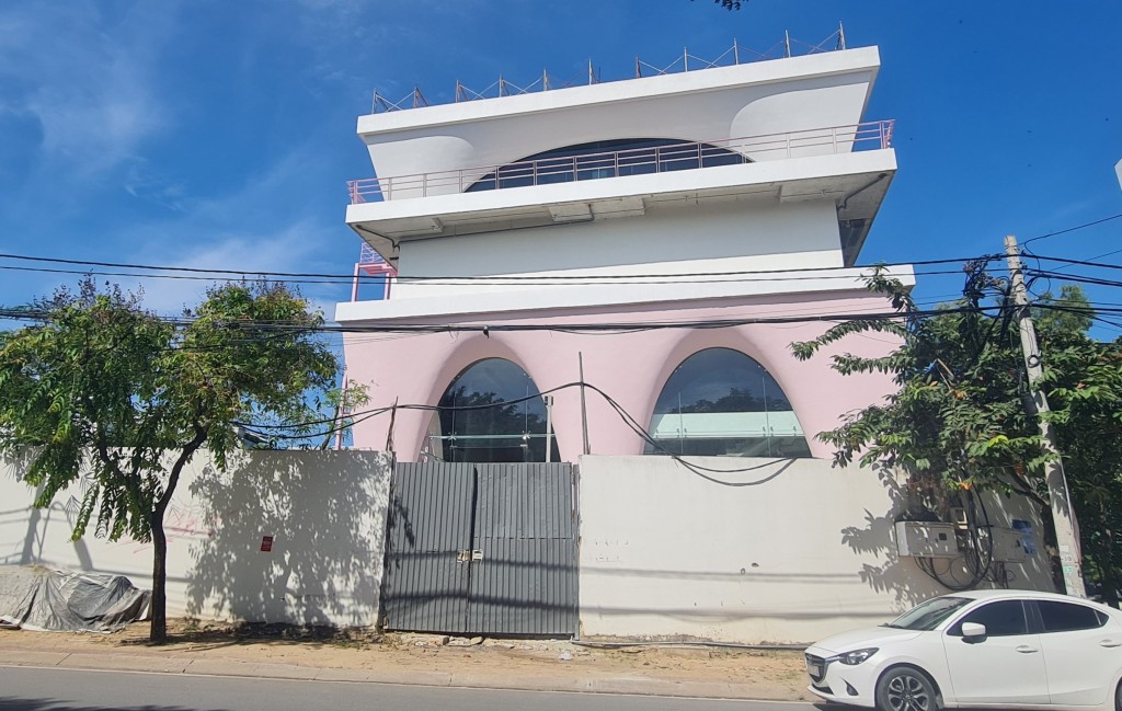 Một công trình nhà ở do bà Nguyễn Thu Thủy làm chủ đầu tại phường Thảo Điền (TP Thủ Đức cũ) từng bị cơ quan chức năng ra quyết định cưỡng chế buộc thực hiện biện pháp khắc phục hậu quả (xây dựng tầng hầm 462.82m² và nhà diện tích 59,2m² không phép)