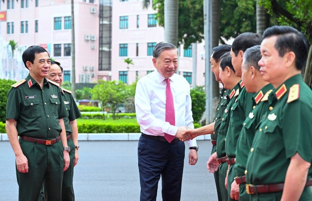 Xây dựng Quân đội vững mạnh về chính trị, gắn bó máu thịt với Nhân dân