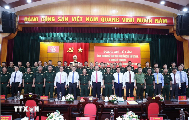 Xây dựng Quân đội vững mạnh về chính trị, gắn bó máu thịt với Nhân dân