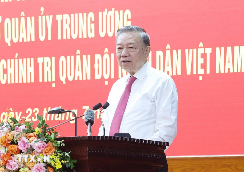 Xây dựng Quân đội vững mạnh về chính trị, gắn bó máu thịt với Nhân dân