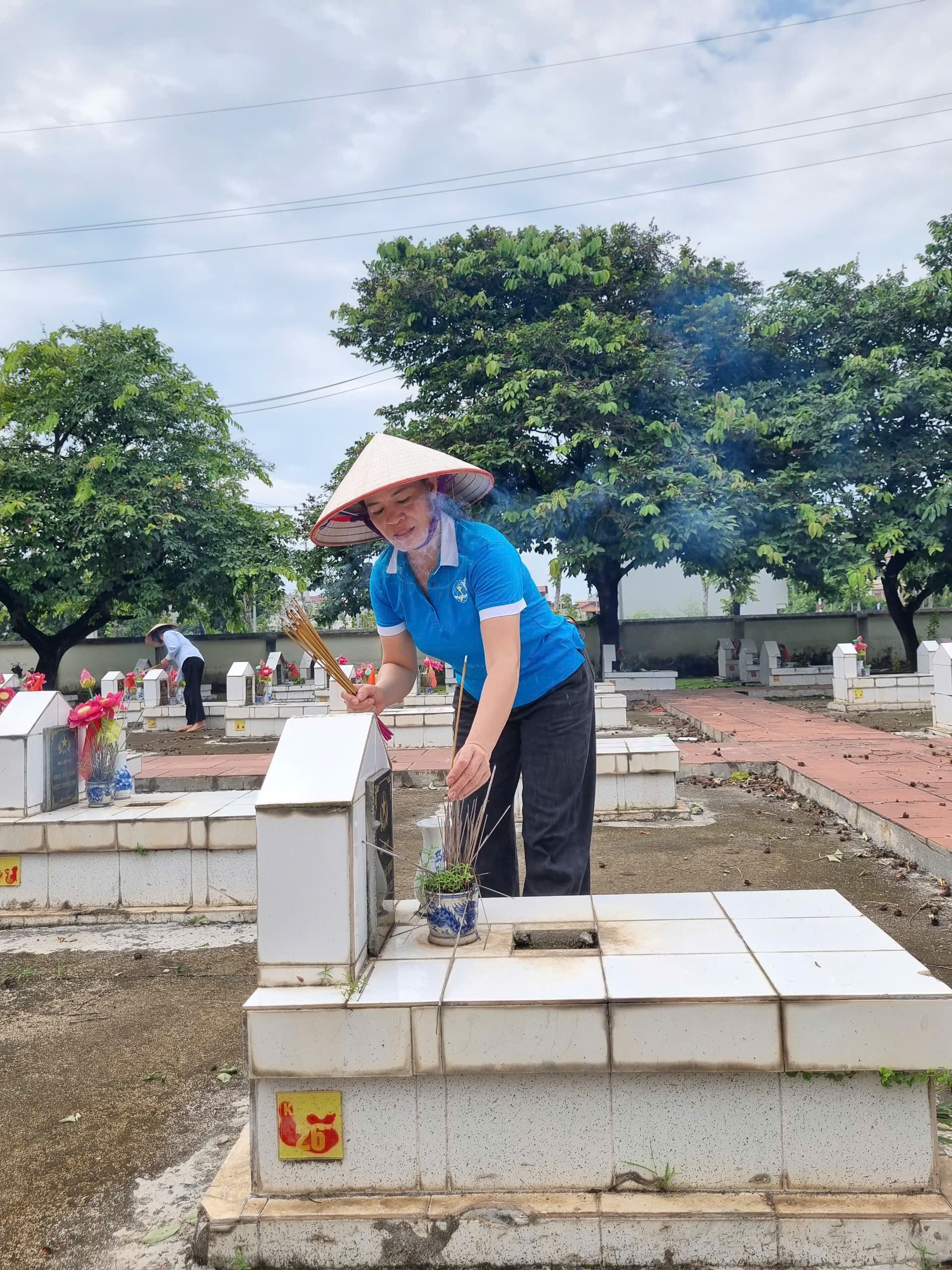 Phụ nữ xã Sóc Sơn thăm hỏi, tặng quà gia đình chính sách