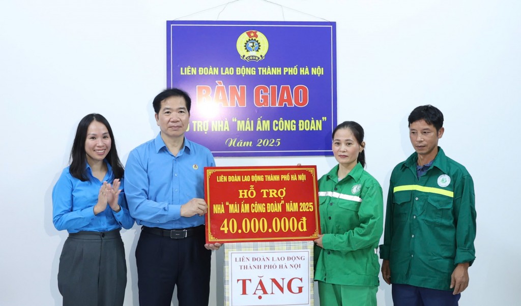 Phó Chủ tịch LĐLĐ thành phố Hà Nội Nguyễn Huy Khánh trao hỗ trợ cho đoàn viên Nguyễn Thị Ngọc