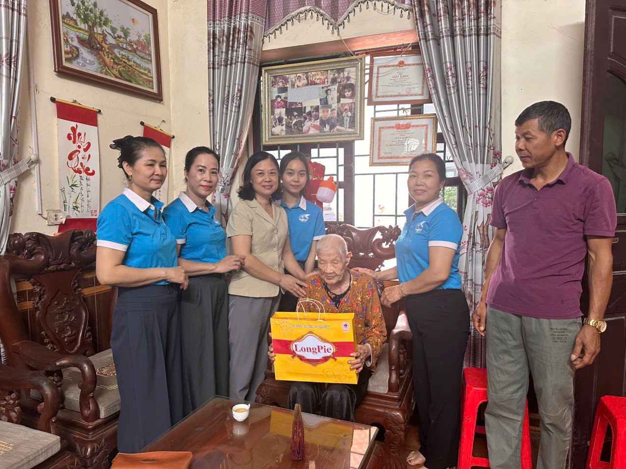 Phụ nữ Thủ đô tổ chức nhiều hoạt động tri ân người có công