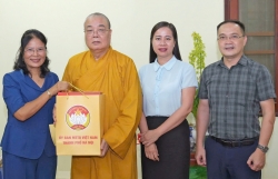 Thăm, tặng quà các chức sắc tôn giáo là thân nhân liệt sĩ