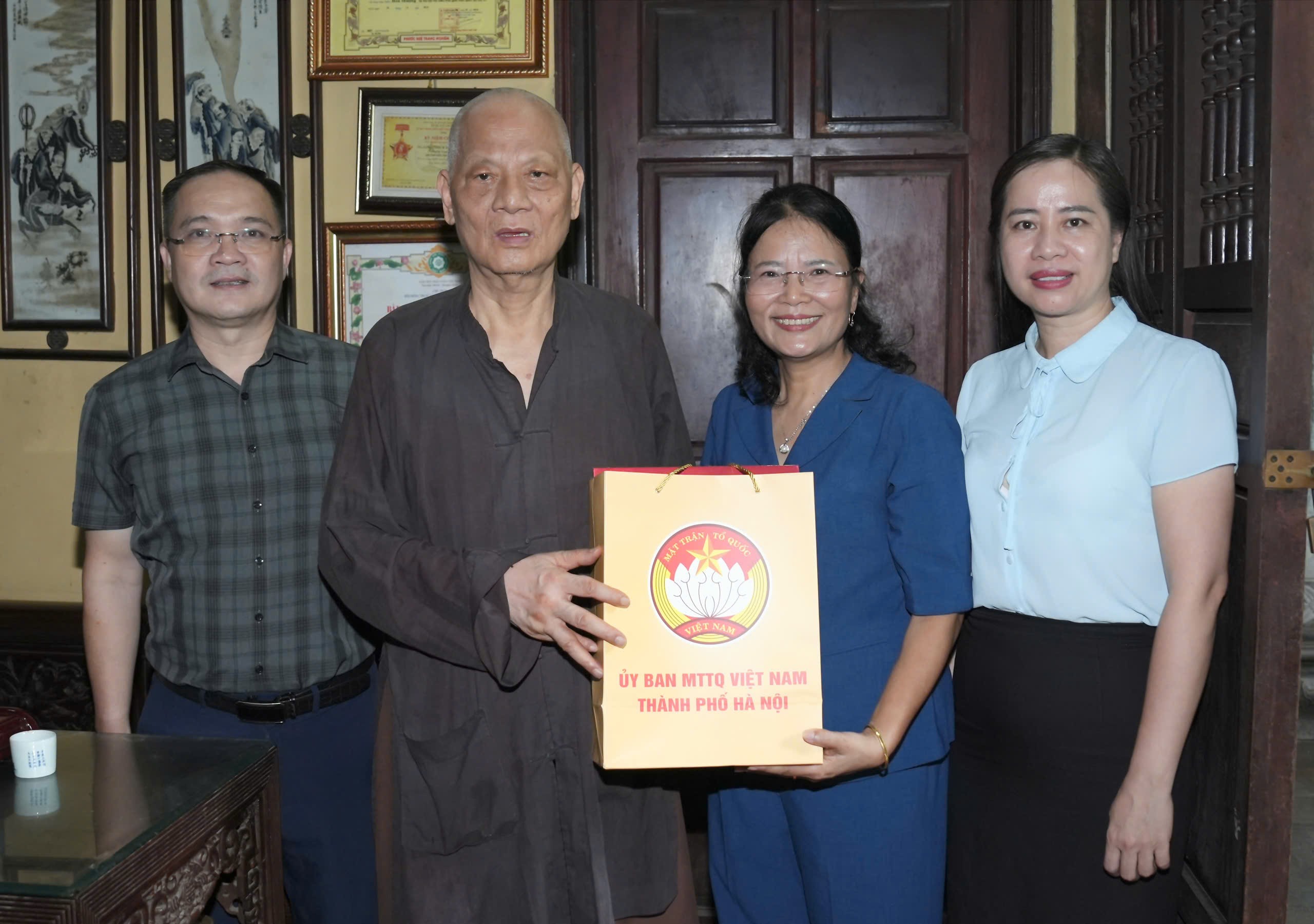 Thăm, tặng quà các chức sắc tôn giáo là thân nhân liệt sĩ
