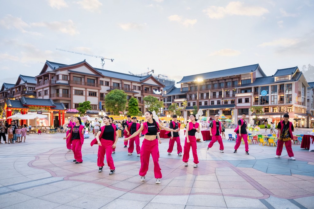 Kế cận San Hô là các phố thương mại sầm uất, điểm hẹn của các hoạt động vui chơi giải trí