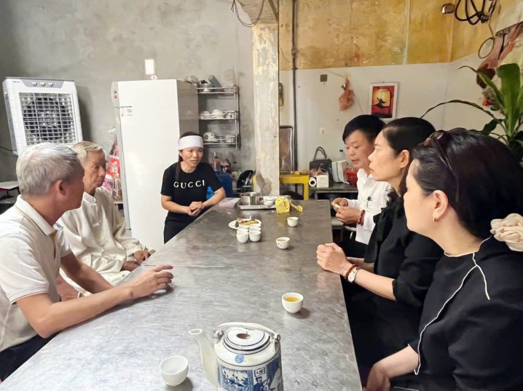 Thăm hỏi, chia sẻ mất mát với gia đình nạn nhân vụ lật tàu
